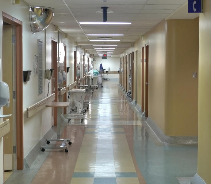 Trăiesc sau nu bacteriile de spital în pereți? Un epidemiolog explică dacă problema nosocomialelor se rezolvă prin reabilitarea spitalelor vechi