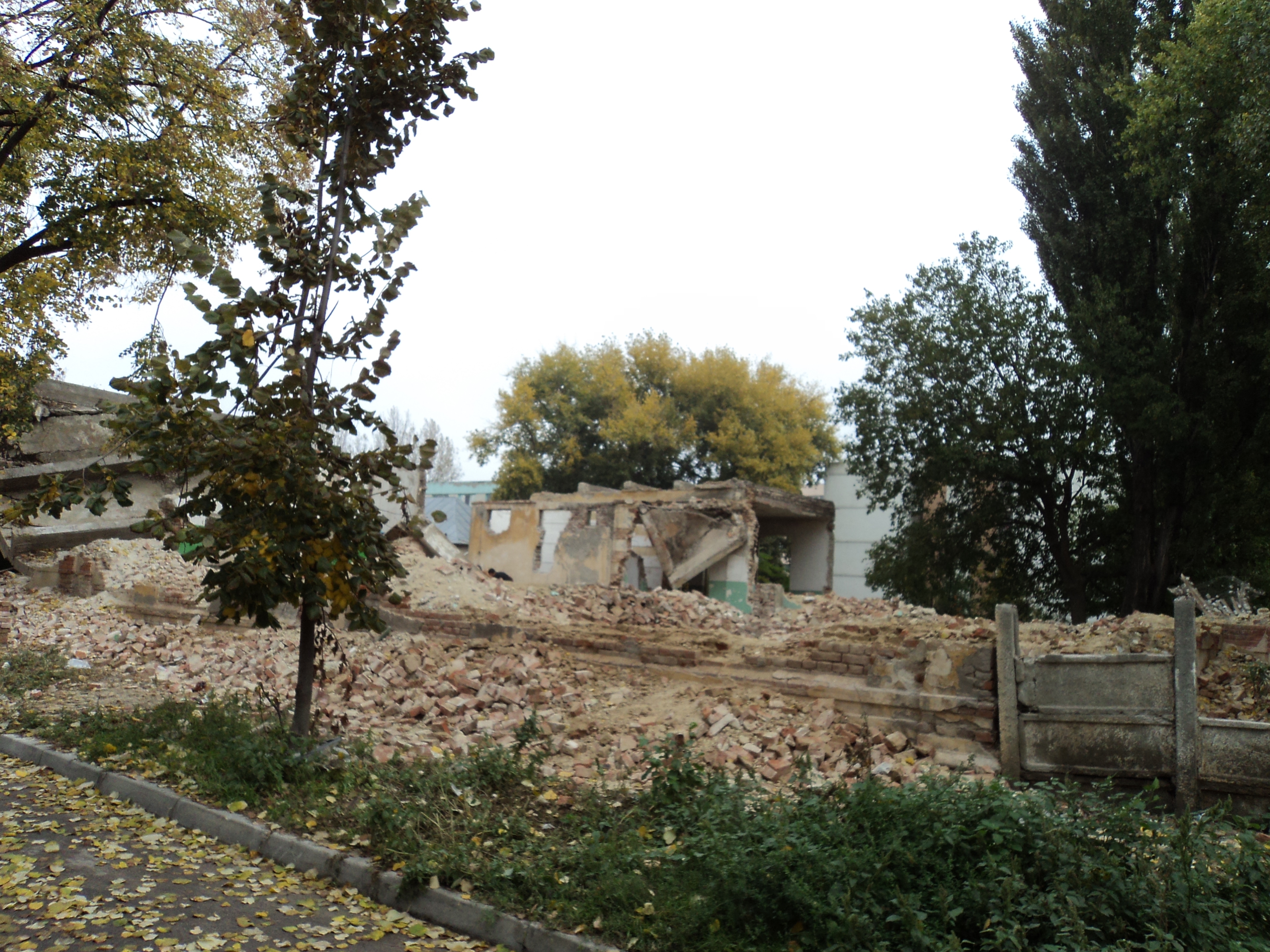 Continuă să se fure cărămizi: Clădirea de pe Ştiinţei a fost dărâmată