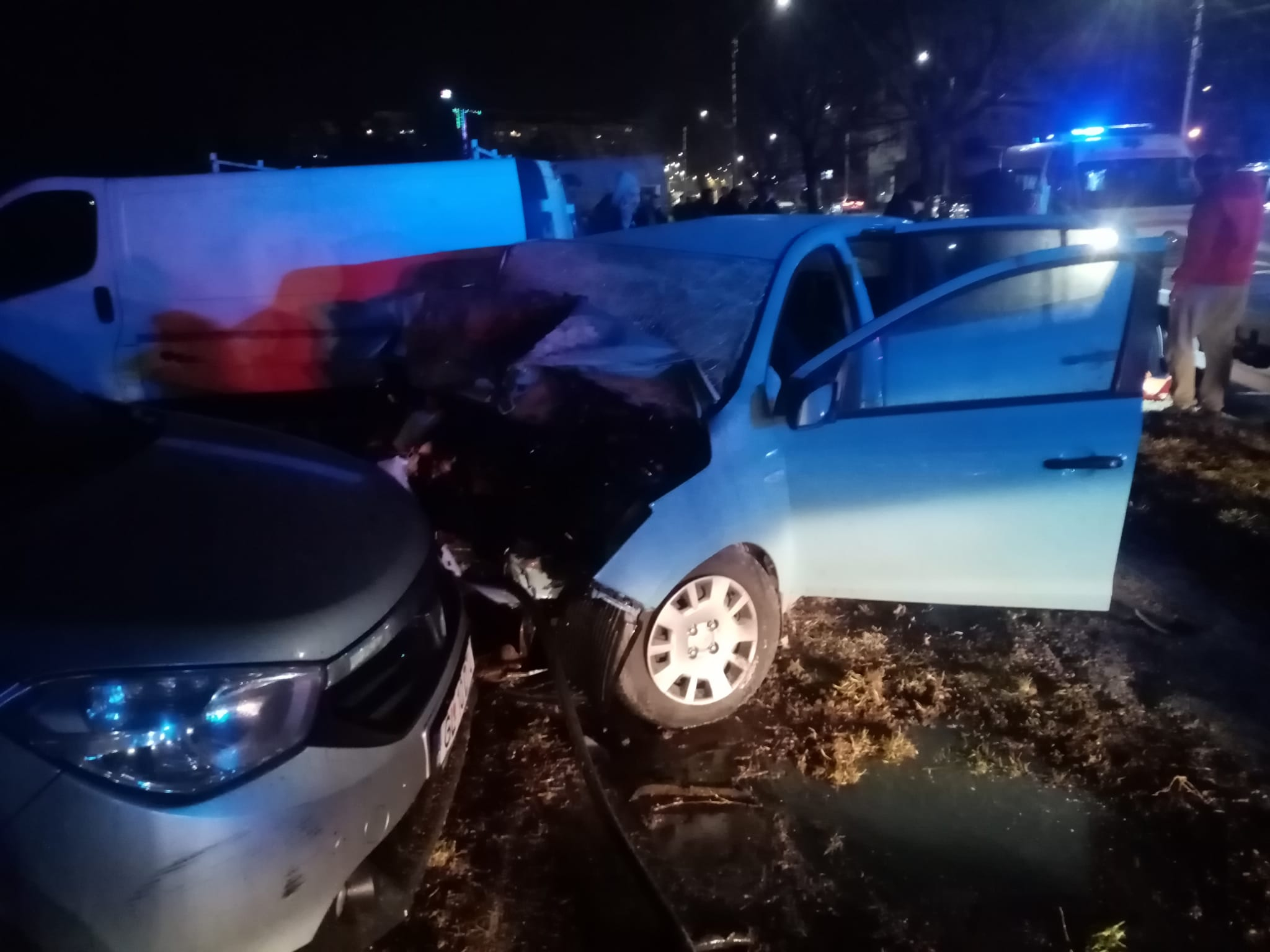 Accident grav pe Cloșca. Două persoane sunt rănite după o ciocnire violentă