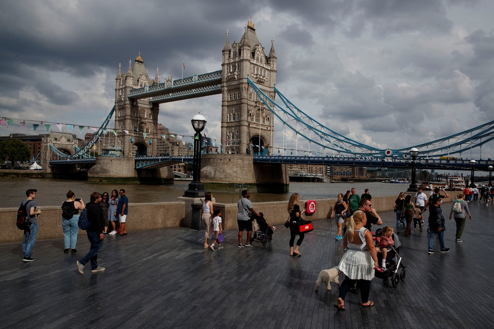 Marea Britanie îşi schimbă strategia privind imigrația