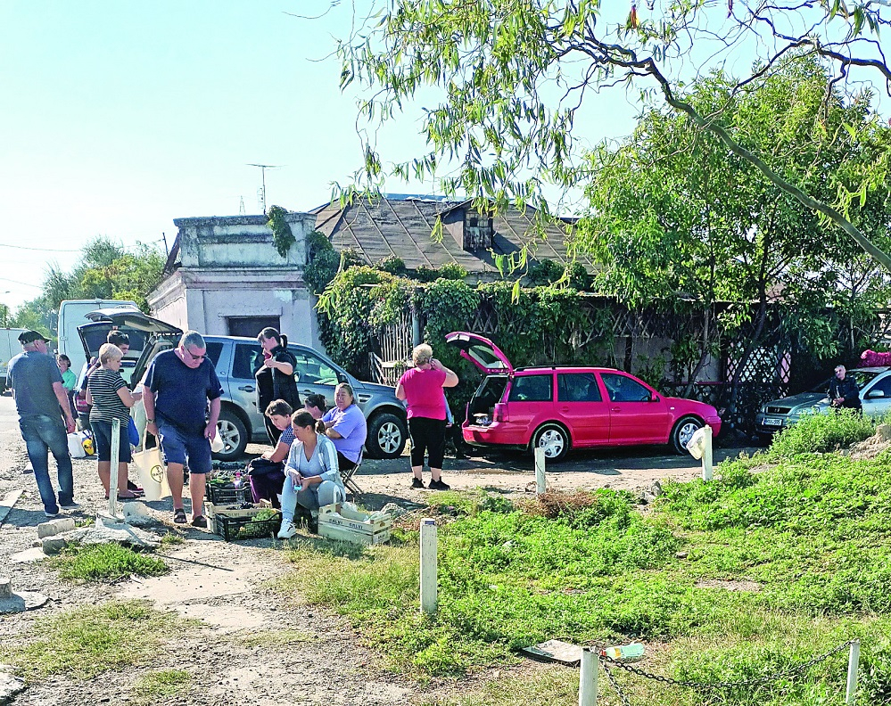 Marfa vândută direct din portbagajul mașinii lângă piața de gros de pe Calea Prutului