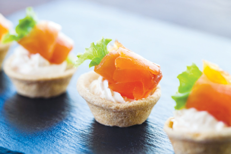 Minitarte cu cremă de brânză şi somon