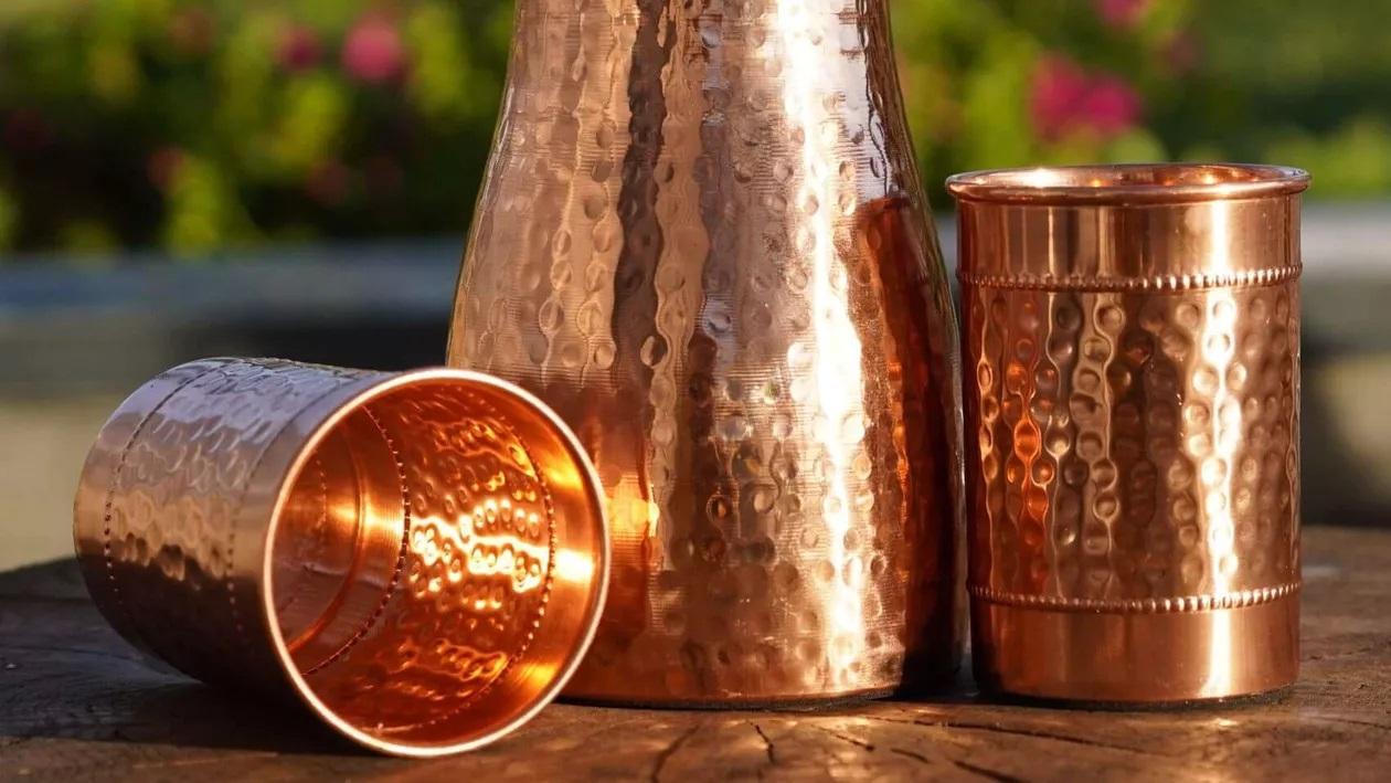 Beneficiile apei ținute în vase de cupru