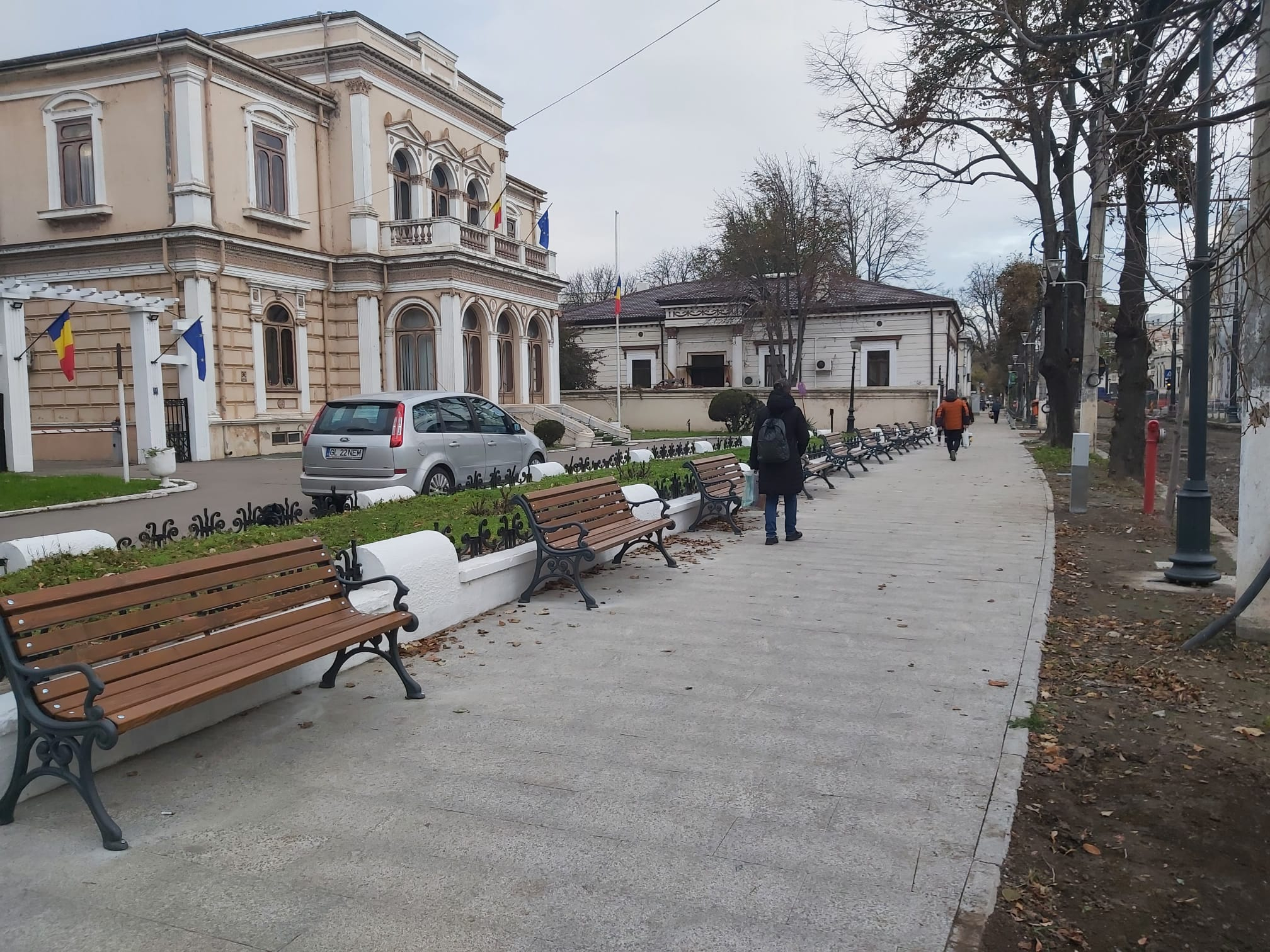 Să admirăm cum trece troleul