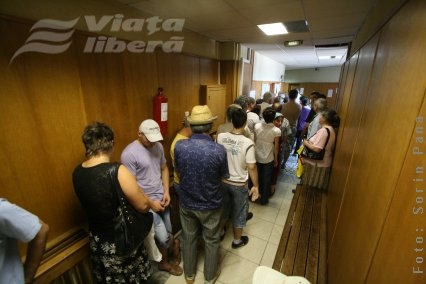 Coadă la depus hârtii