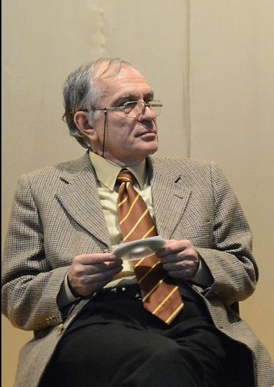 Directorul Casei de Cultură Tecuci a demisionat pe scenă! Retragere cu aplauze pentru Viorel Burlacu