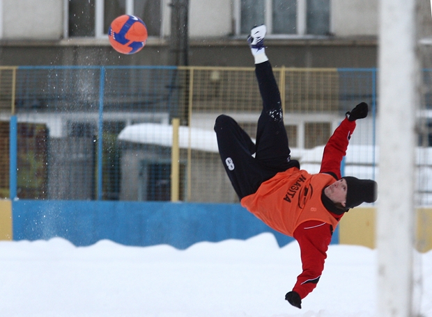 FOTOREPORTAJ / Oţelul îşi dezgheaţă şansele la titlu