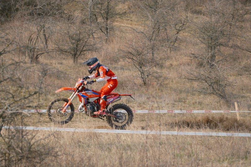 Ce motocicletă enduro merită cumpărată anul acesta pentru ture montane și trasee off-road? Recomandări 2026 pentru riderii care vor performanță reală