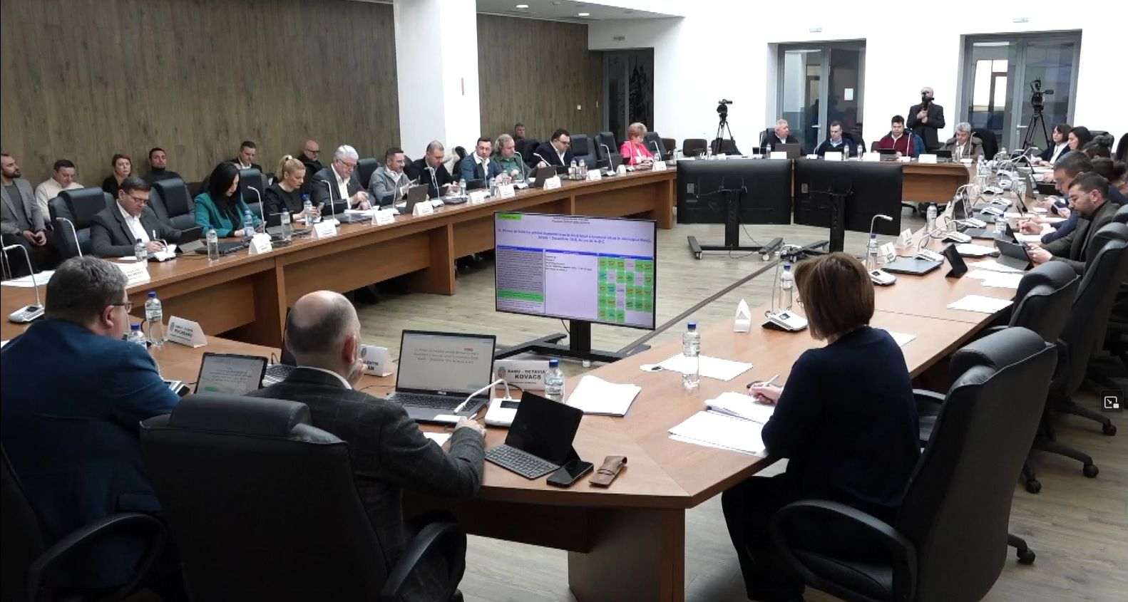 Imobil cu 15 etaje, într-o zonă în care predomină casele. Undă verde pentru un plan urbanistic zonal