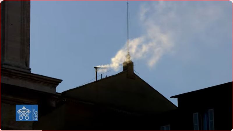 UPDATE. Fum alb la Vatican: a fost ales noul papă