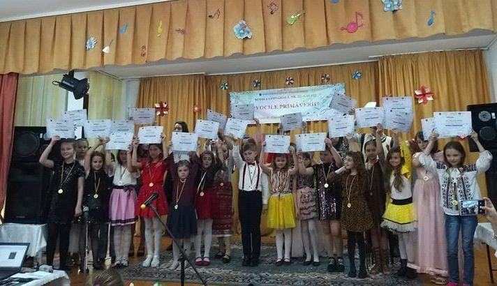 ”Vocile primăverii”, pe scena Şcolii Gimnaziale Nr. 22