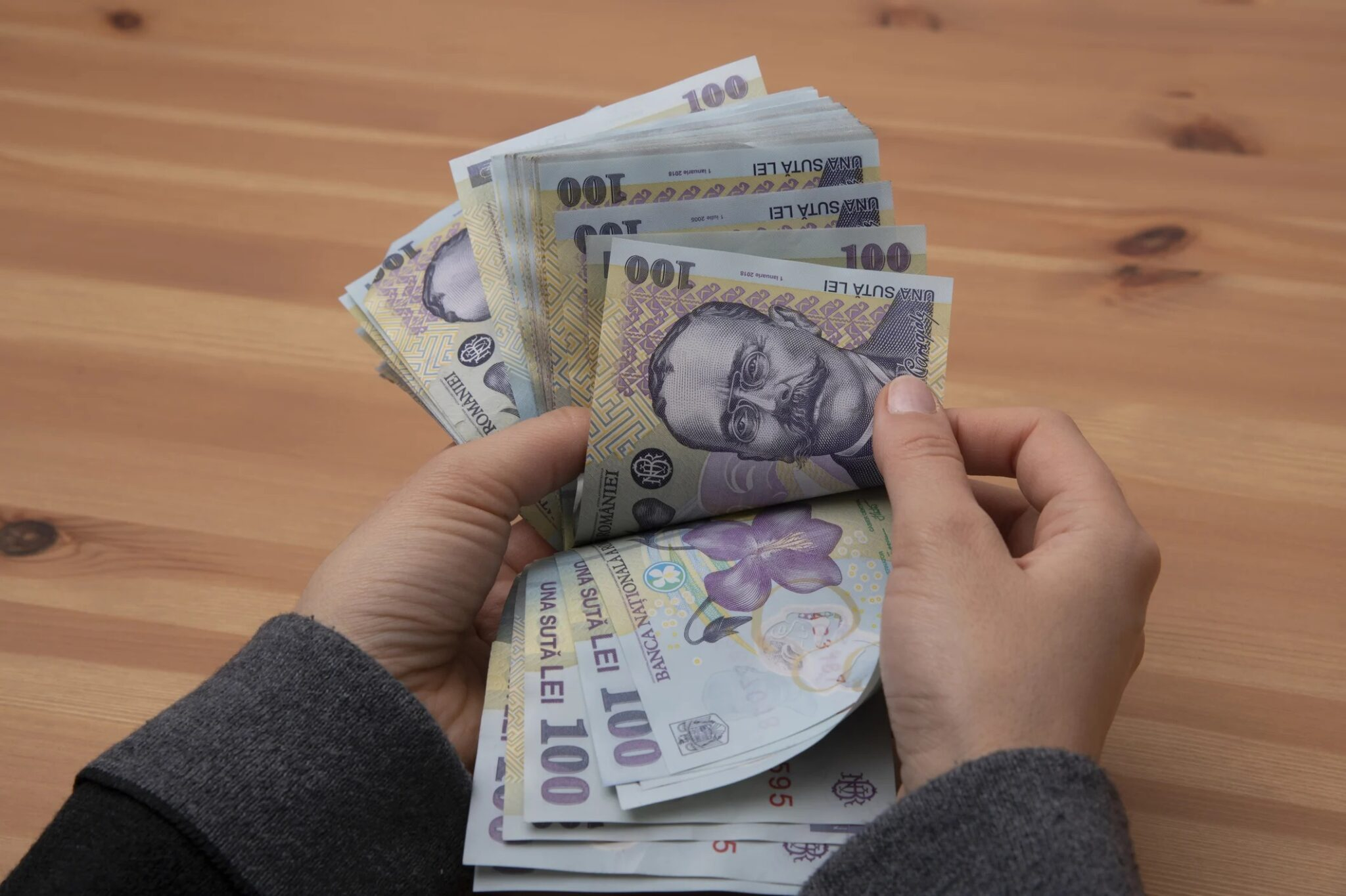 Unui pensionar cu pensie de 2.000 de lei i-au fost descoperite venituri de două milioane de euro la ANAF