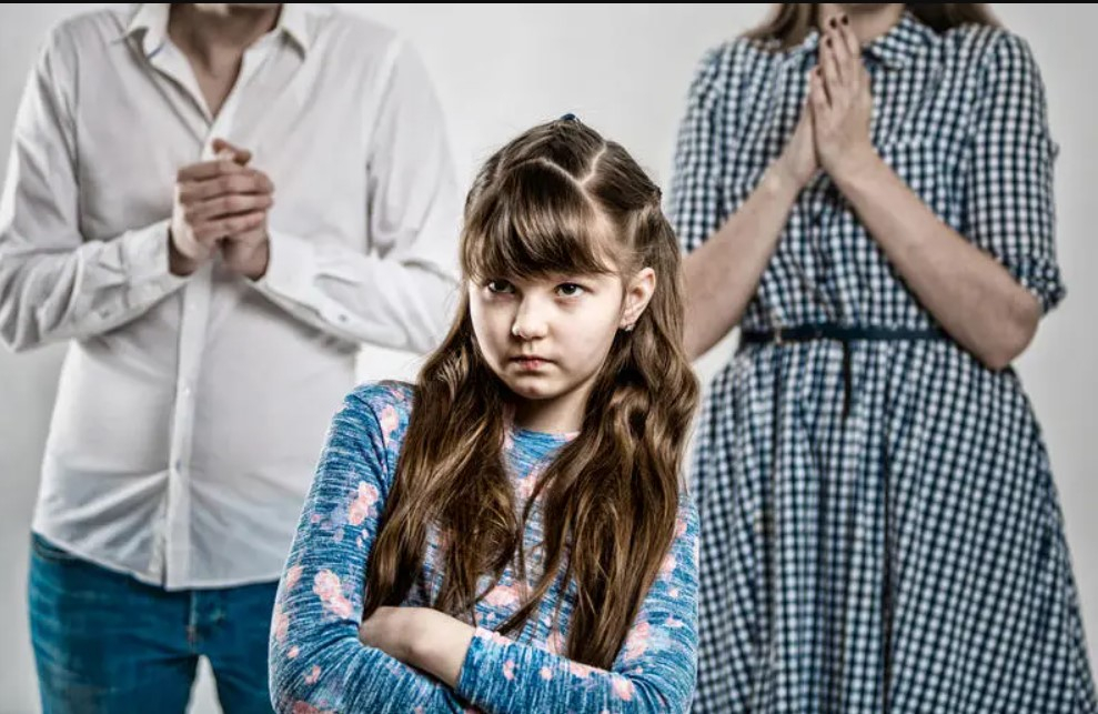 Dăm și noi ceva sau îl sun pe tata?