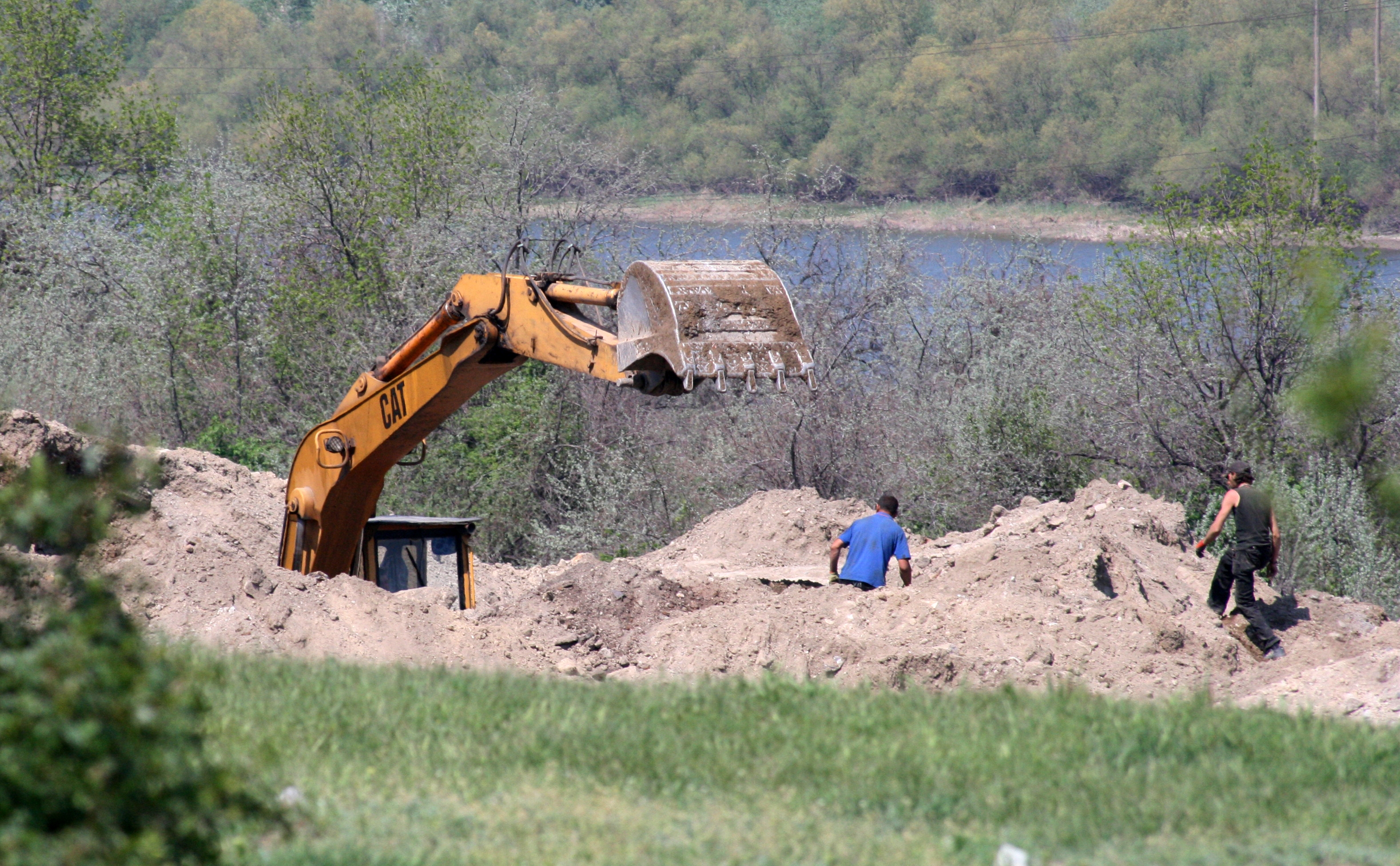 Căutătorii de fier vechi distrug Platoul lui Traian. Specialiştii spun că se pierd astfel vestigii istorice milenare