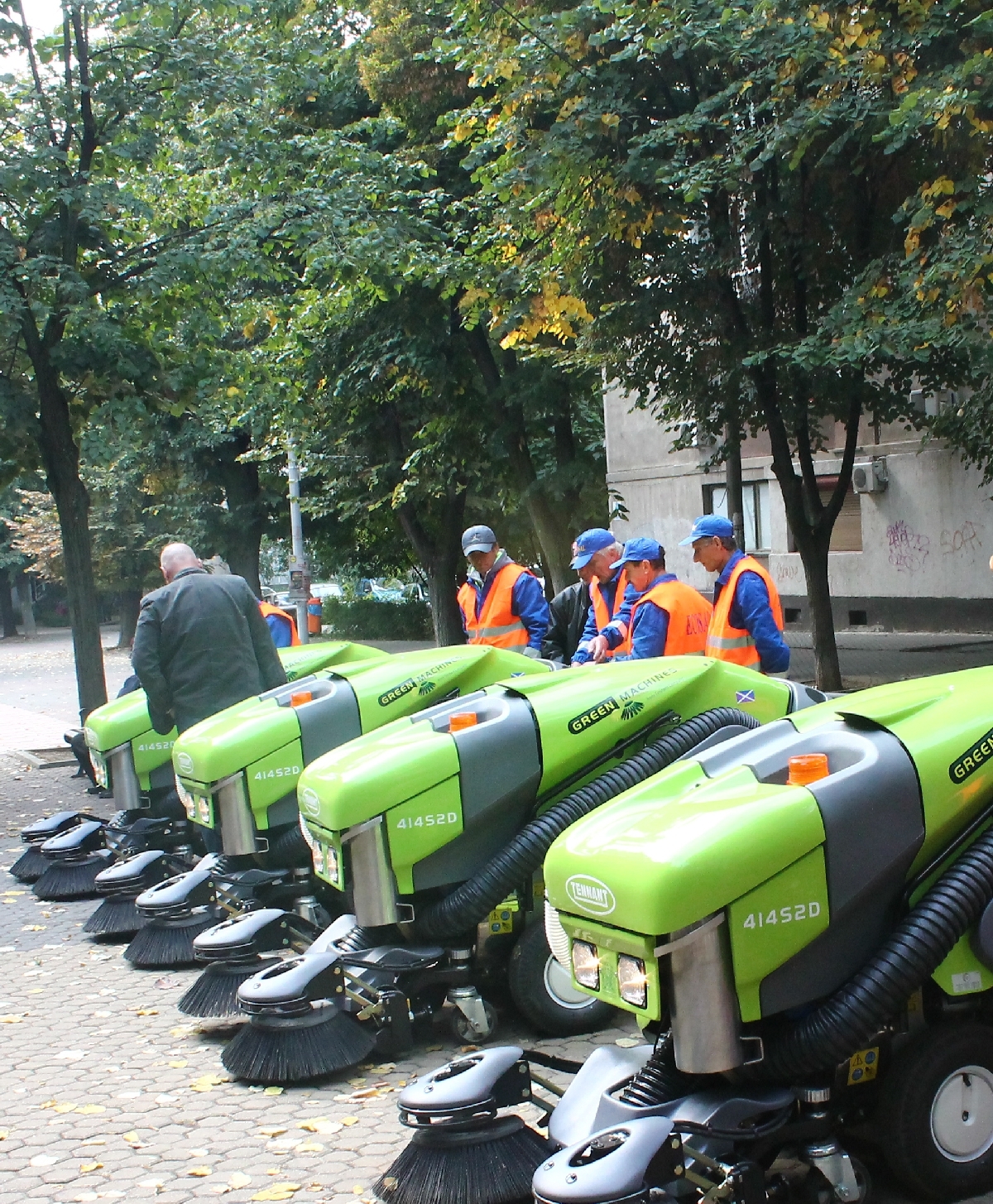 (VIDEO&FOTO) Curăţenia Galaţiului ridică semne de întrebare penale. Cât de folositoare sunt MĂTURILE DE LUX