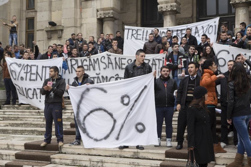 Studenţii gălăţeni au ieşit în stradă / Protest pentru finanţare mai mare şi taxe mai mici
