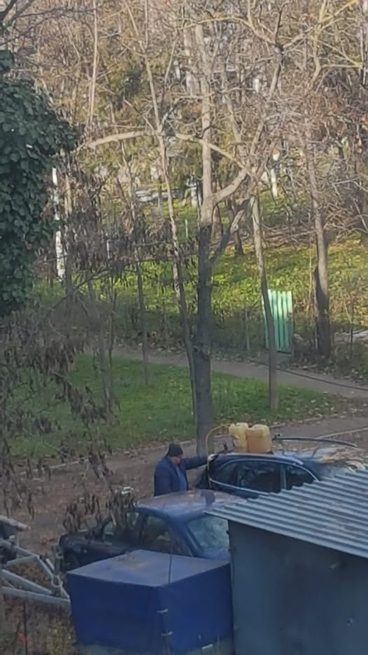 Poza zilei. S-a mutat benzinăria între blocuri?