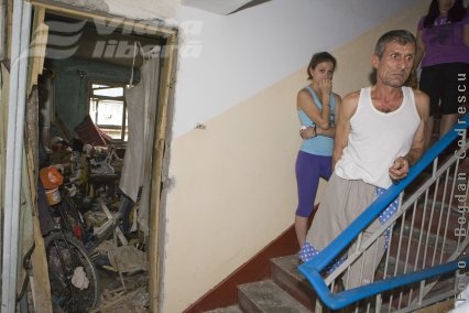 Explozia unei butelii a aruncat în aer o scară a blocului A3 din Micro 40