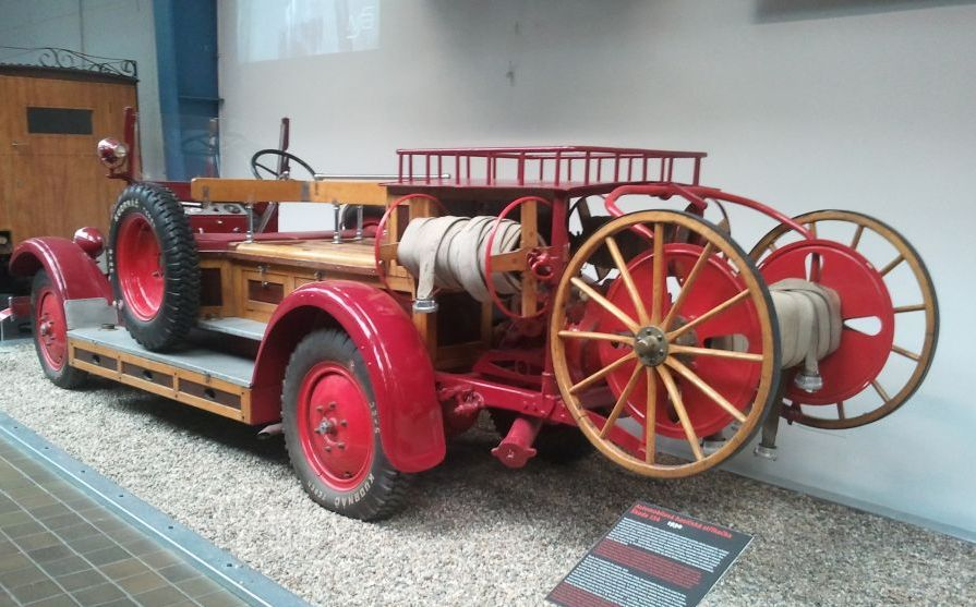 Expoziţie în aer liber cu maşini de epocă pentru pompieri