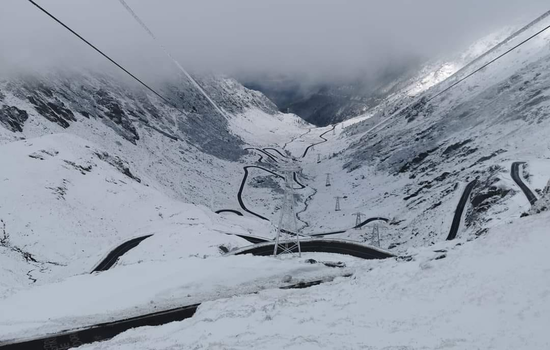 Iarna a ajuns deja pe Transfăgărășan