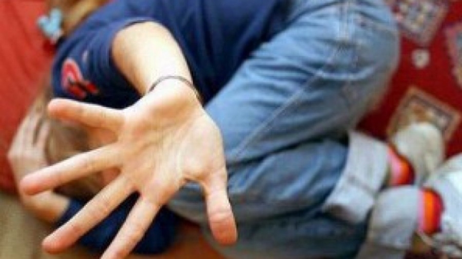 Din cauza ABUZURILOR PROPRIULUI TATĂ, un copil de doar 12 ani este obligat să locuiască prin străini