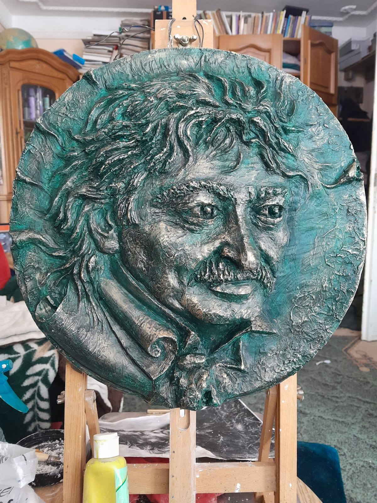 Adrian Vădeanu a creat un basorelief al regretatului jurnalist Victor Cilincă