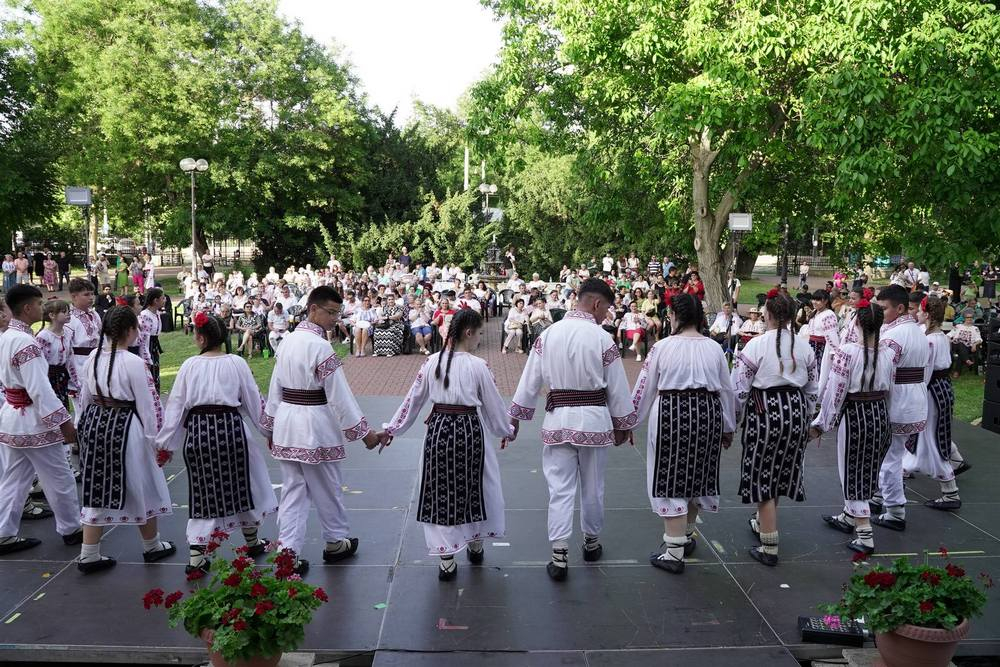Portul tradițional românesc, celebrat la Muzeul Eparhial pentru a marca Ziua Internaţională a Iei (FOTO)