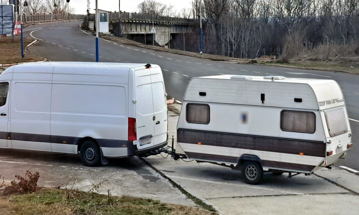 Rulotă neînmatriculată, descoperită la vama Oancea