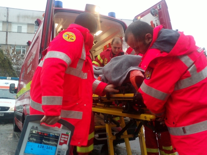 Două persoane intoxicate cu monoxid de carbon / O fetiţă de 10 ani este în comă 