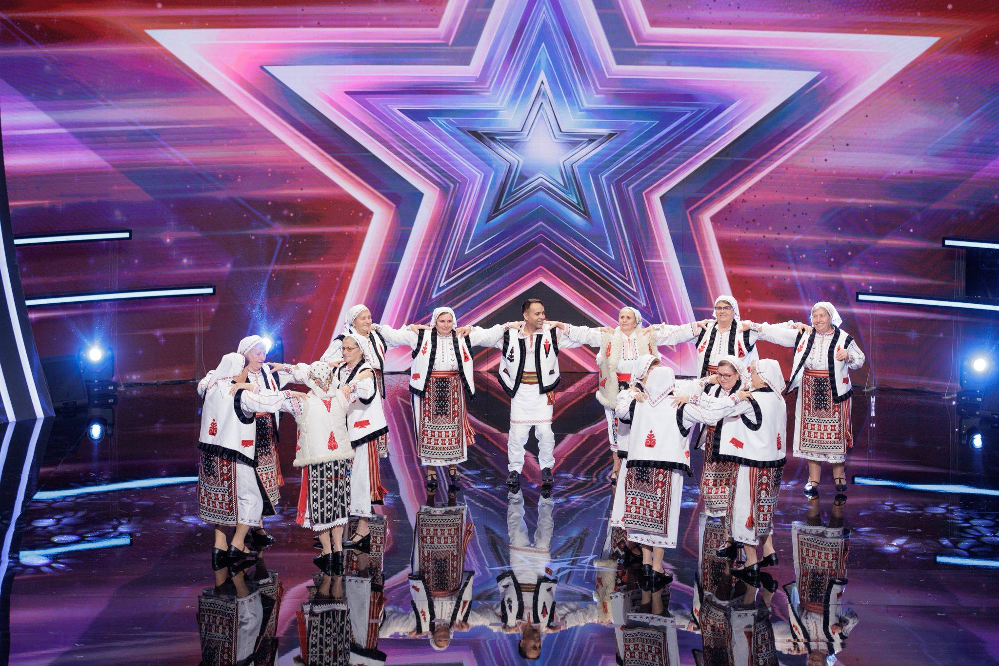 „Tinereţe fără bătrâneţe” din Fârţăneşti, la „Românii au talent”