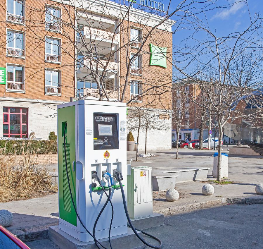 O stație la „electrică", vă rog!