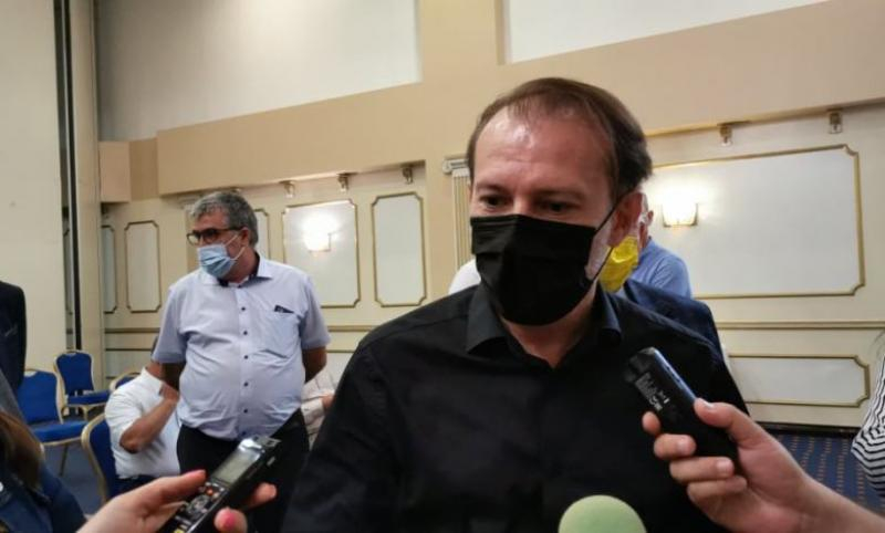 Premierul vrea bugetari vaccinați sau testați