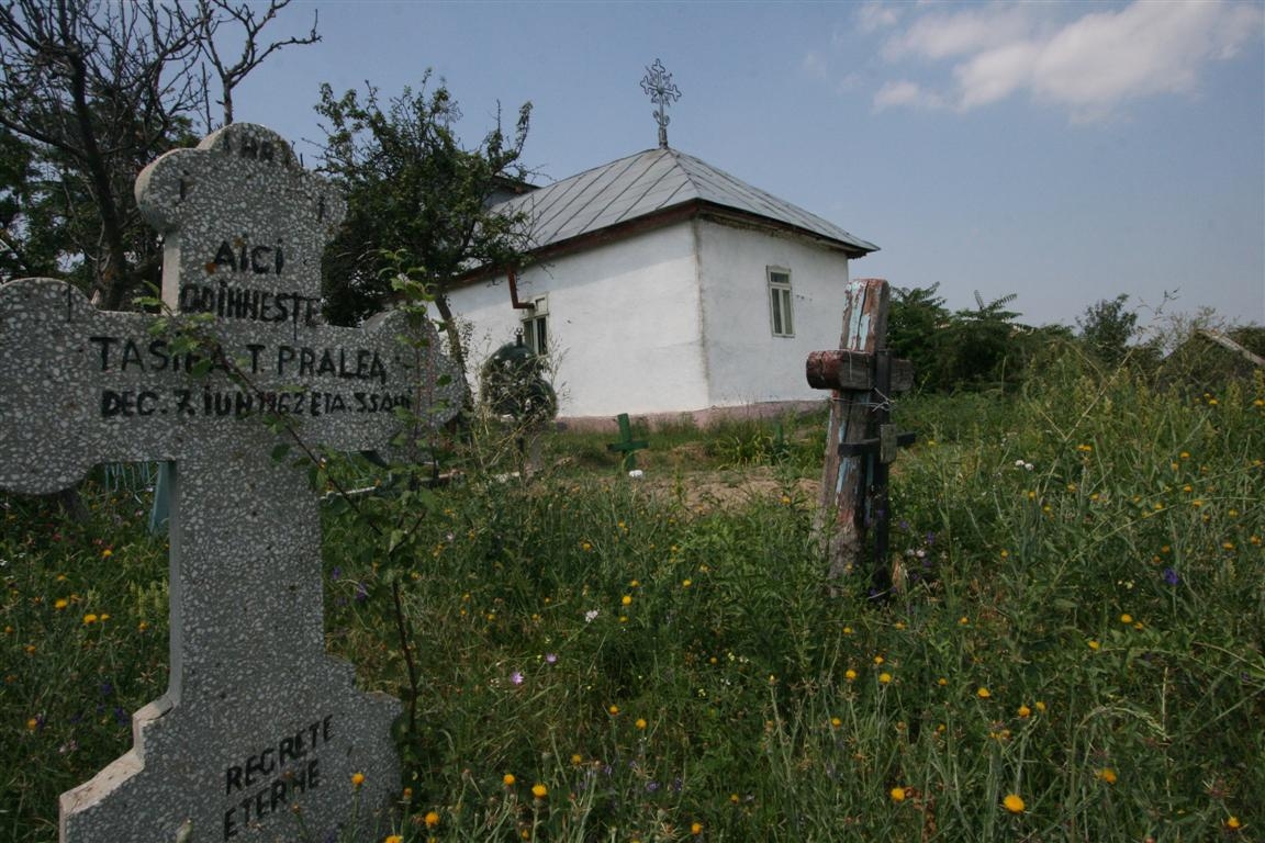 GALERIE FOTO / Campanie VL "Sate care mor": La Onciu, o mână de case locuite, dureri fără număr