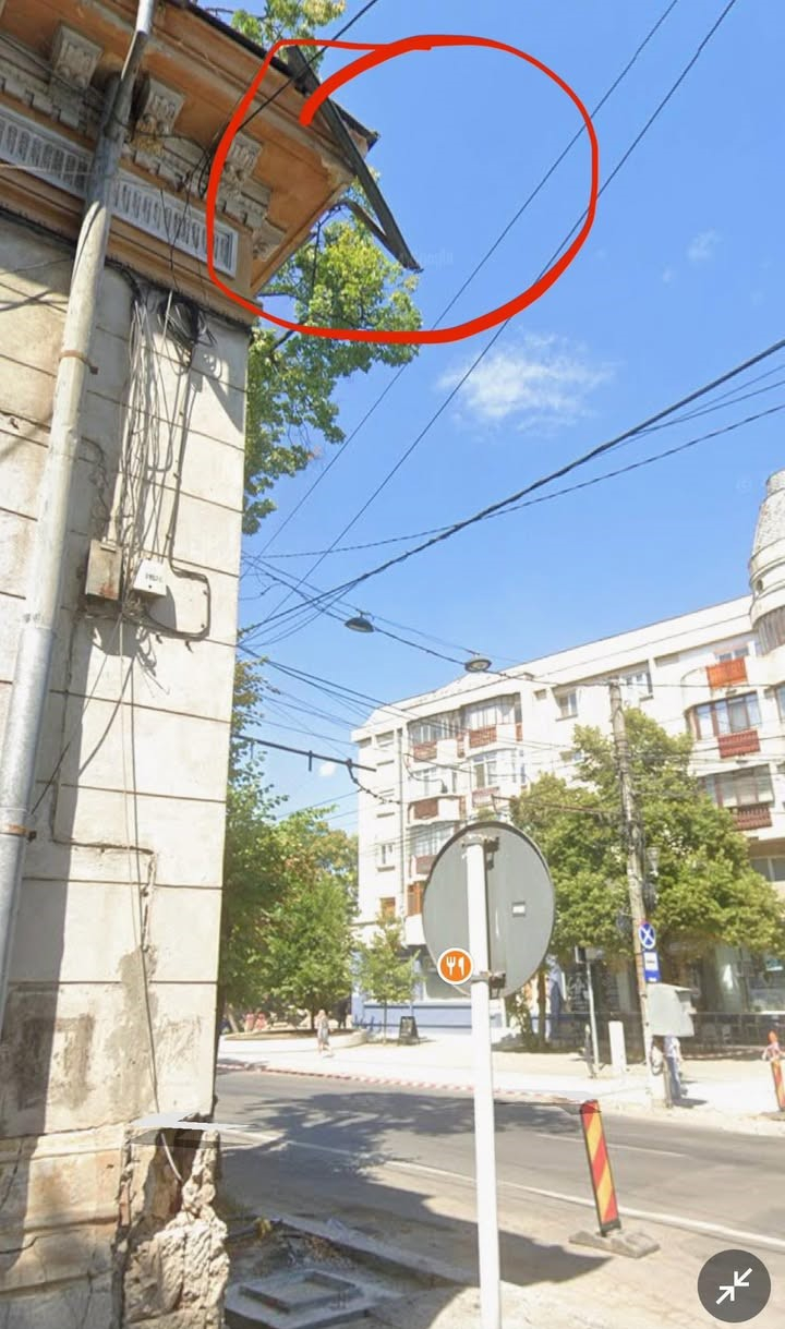 Poza zilei. Cu ochii la cornişa care stă să cadă