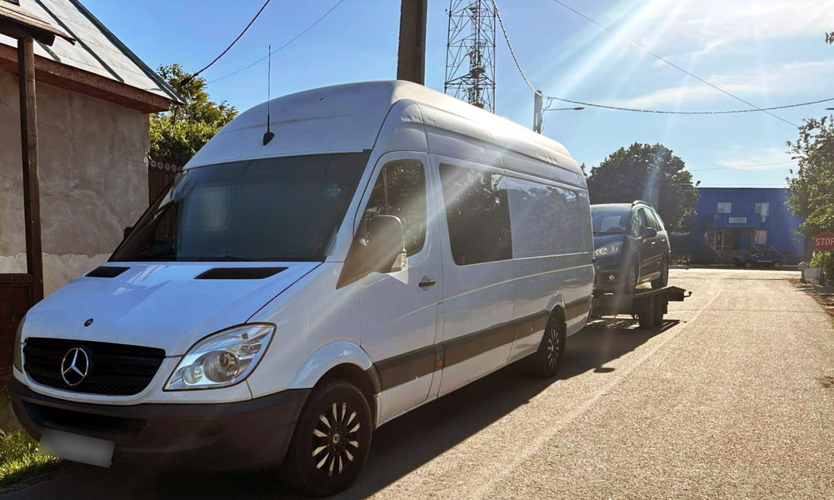 I-a încredinţat maşina cu platformă, deşi n-avea dreptul s-o conducă