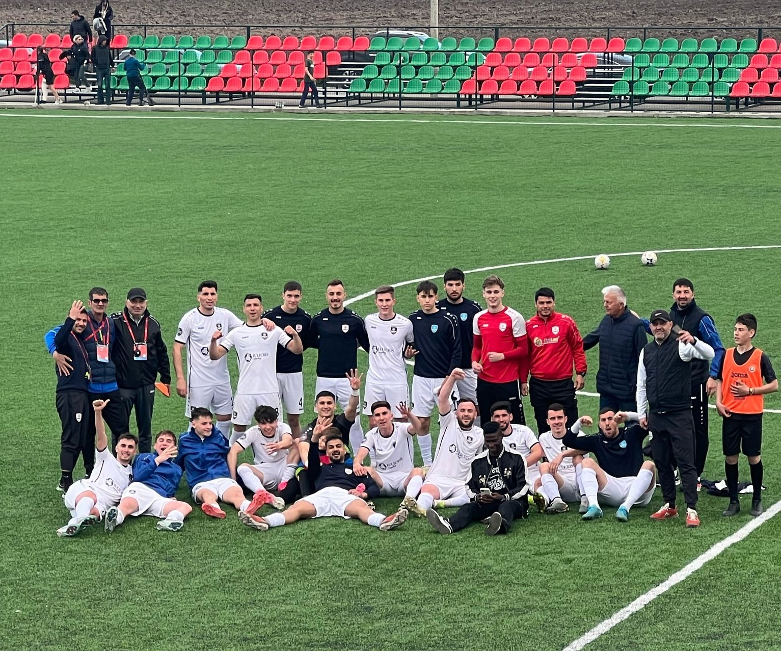 Înfrângere severă a liderului, în derbiul fotbalistic judeţean