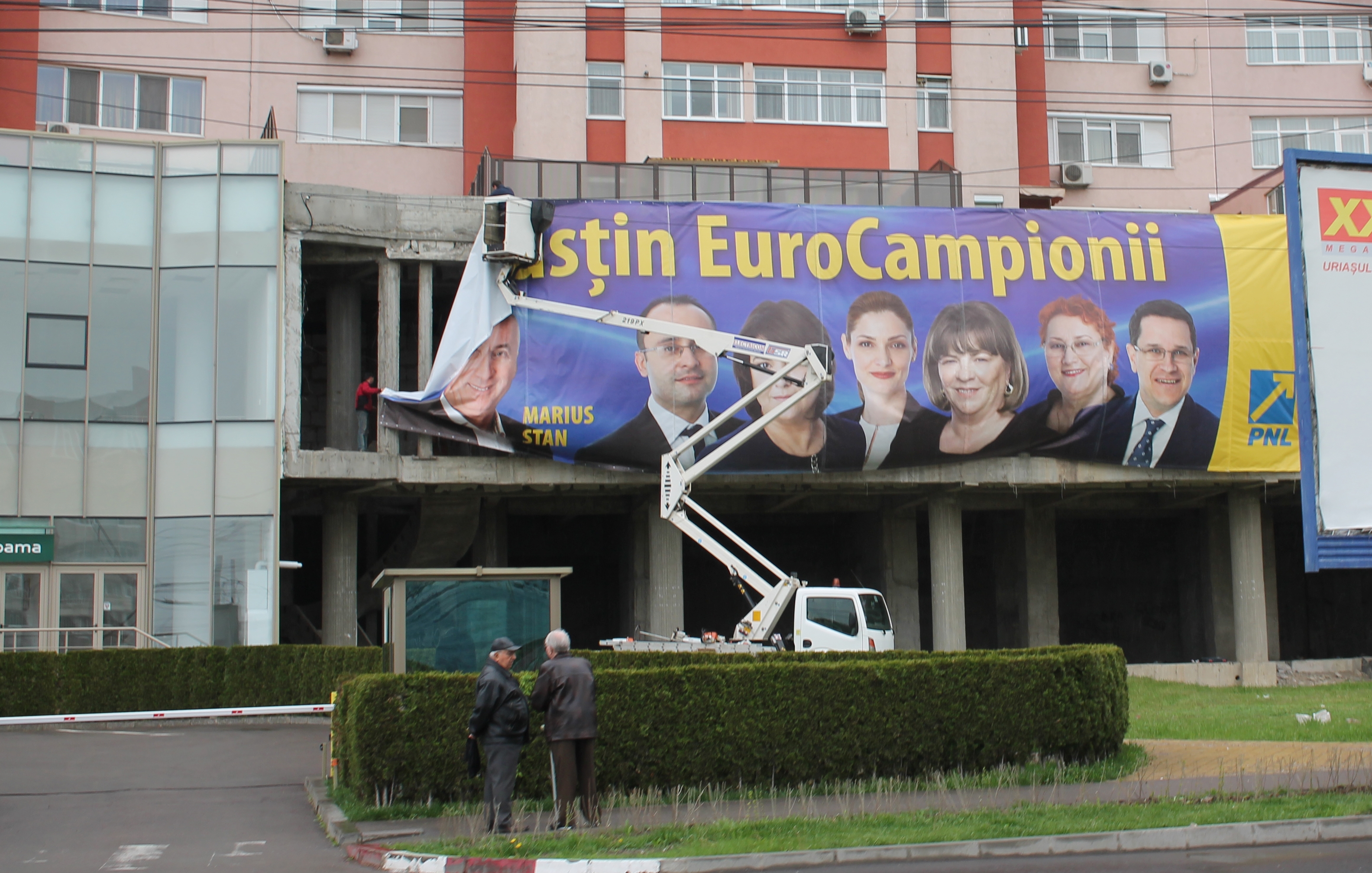 La cererea lui Marius Stan, PNL a fost obligat să dea jos un afiş electoral de mari dimensiuni
