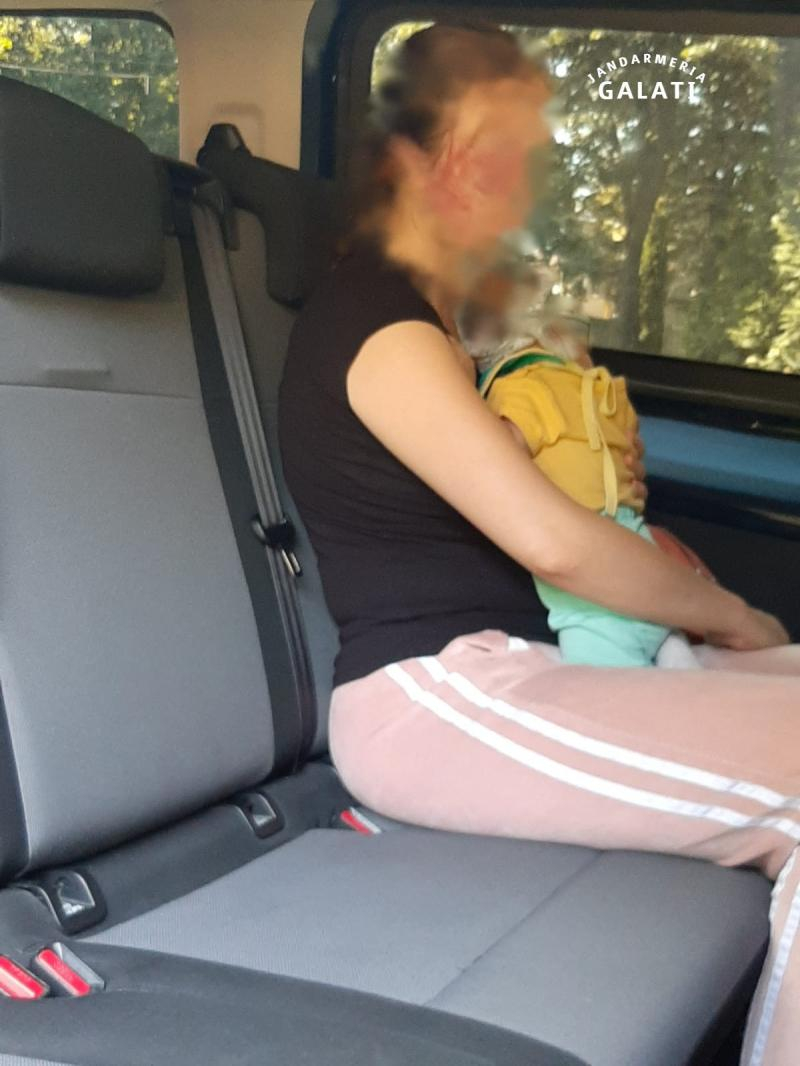 Mămică bătută și împinsă la cerșit