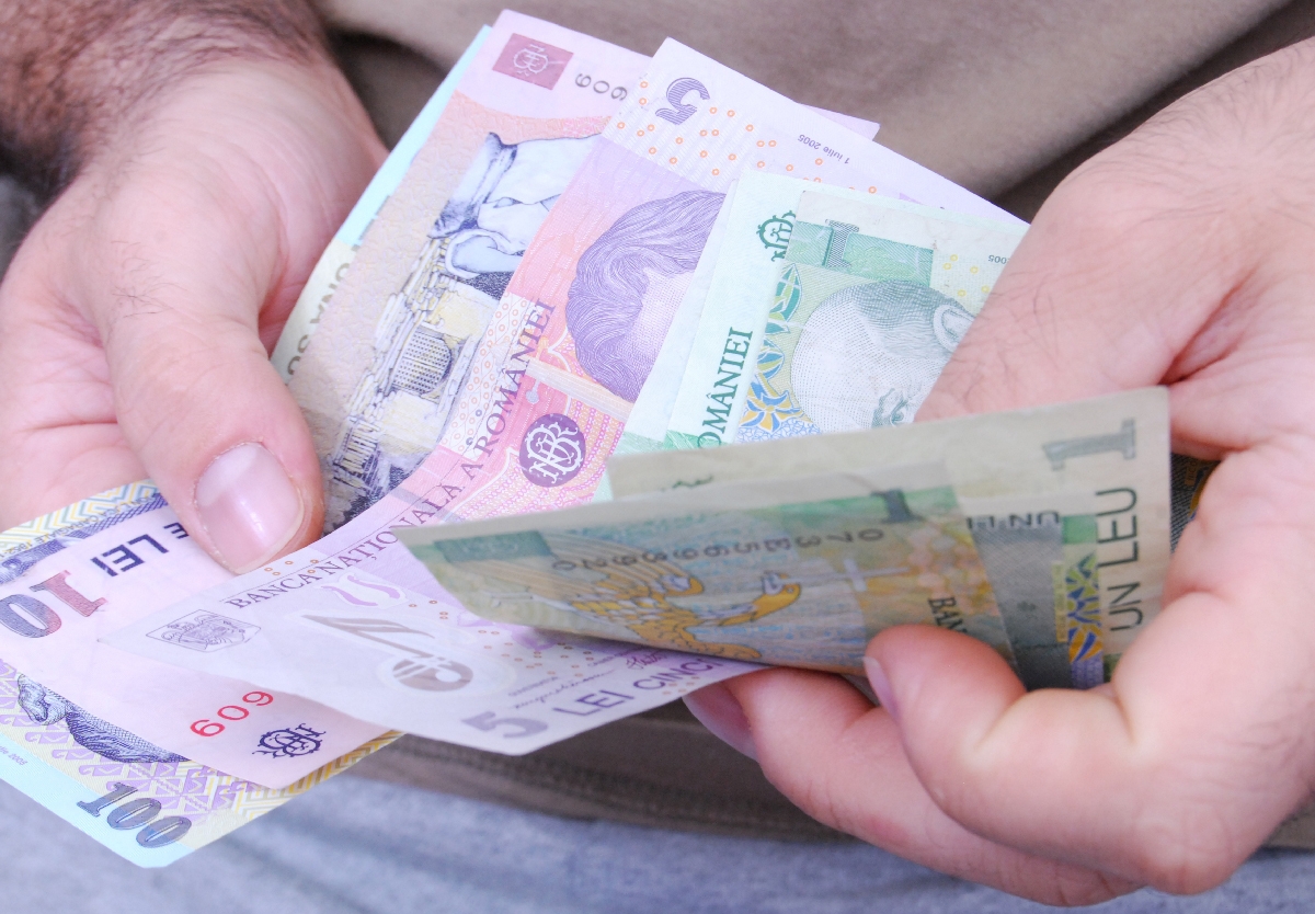 TINERII ŞI ORAŞUL/ Taxe pentru vizitatorii din cămine, în campusul gălăţean