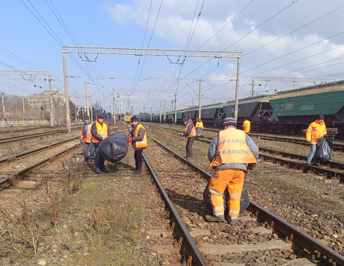 Tone de gunoaie, strânse de pe liniile Regionalei CFR Galați