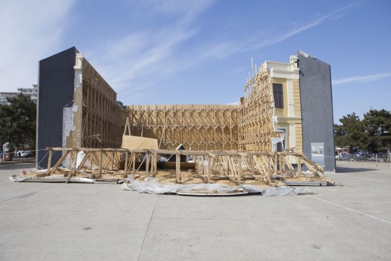 Vântul a măturat tot ce a putut! Butaforia de la Sala Sporturilor, prăbuşită