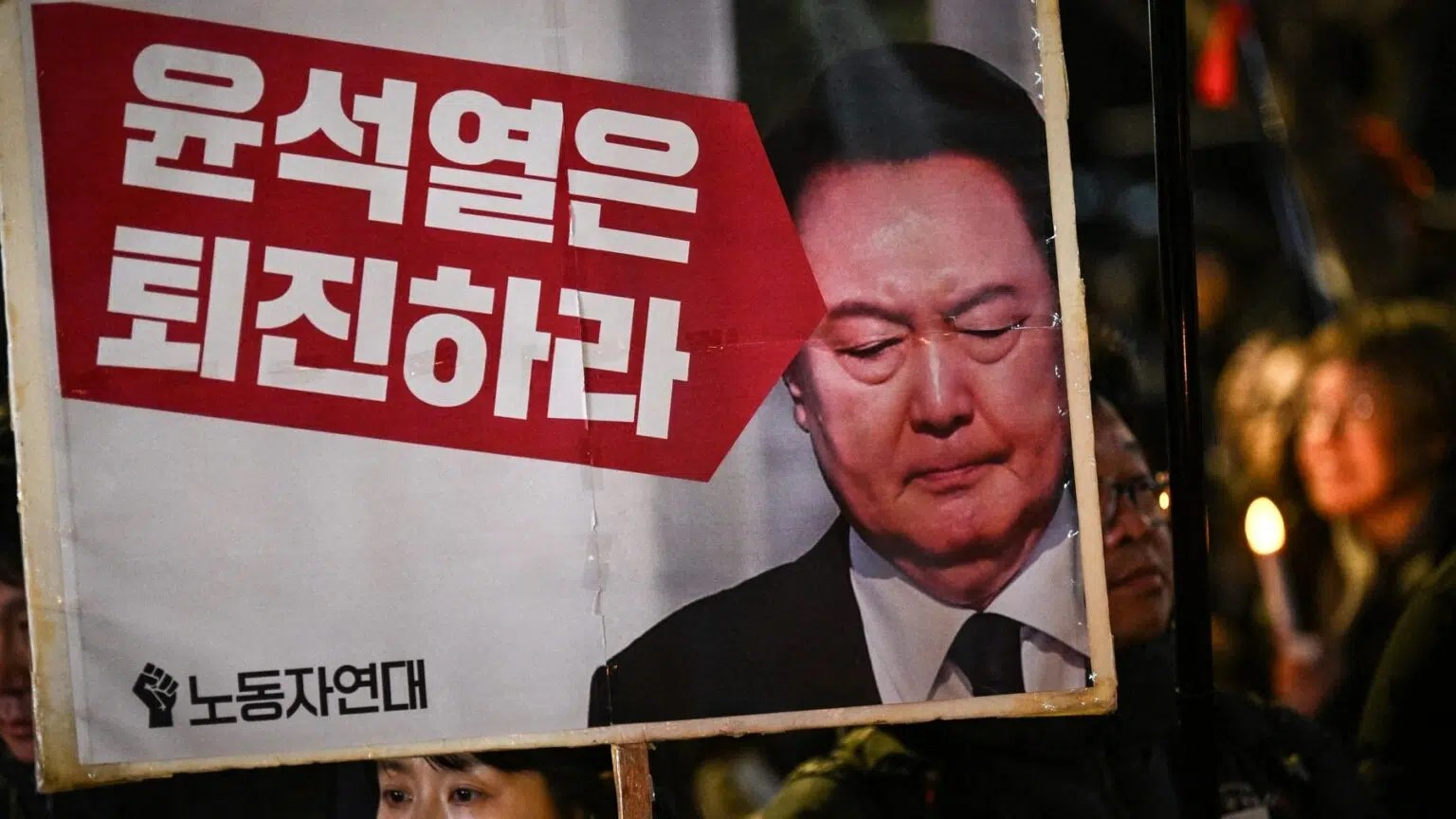 Anchetă privind instituirea legii marțiale