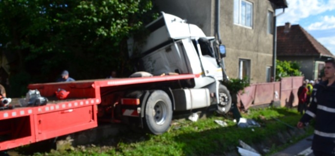 Un TIR a încercat să evite un ACCIDENT RUTIER şi a intrat într-o CASĂ