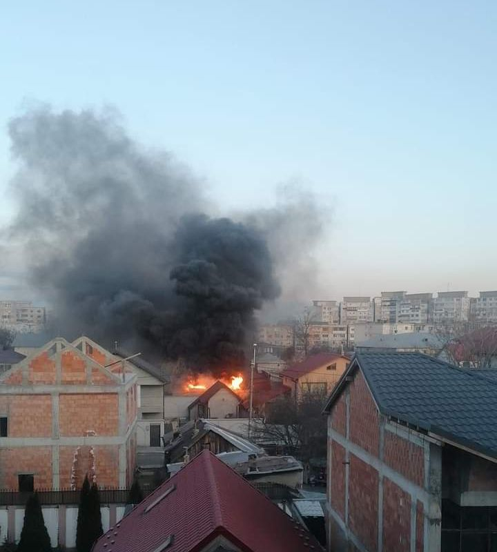 Incendiu în Micro 17. Mobilizare de forțe pentru o gospodărie în flăcări