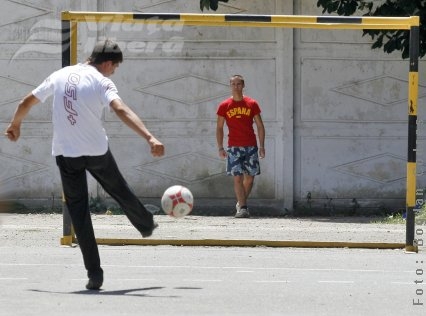 Să batem mingea în curtea şcolii