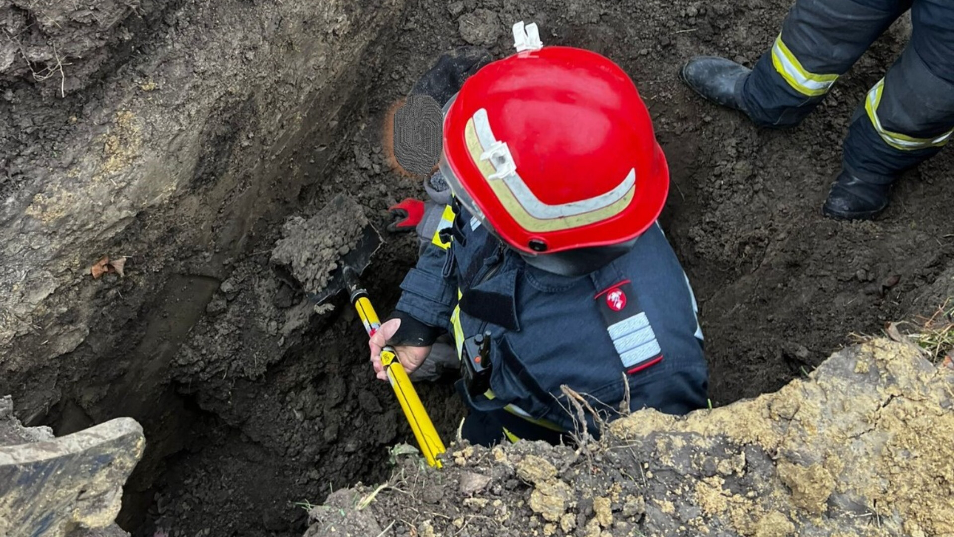 Accident de muncă pe un șantier gălățean, cu victime străine. Muncitori prinși sub un mal de pământ