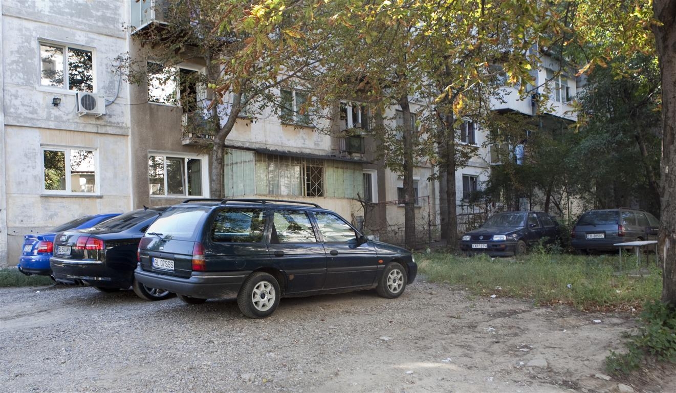 Cu limuzina prin praf - Maşini scumpe, parcări ioc! 