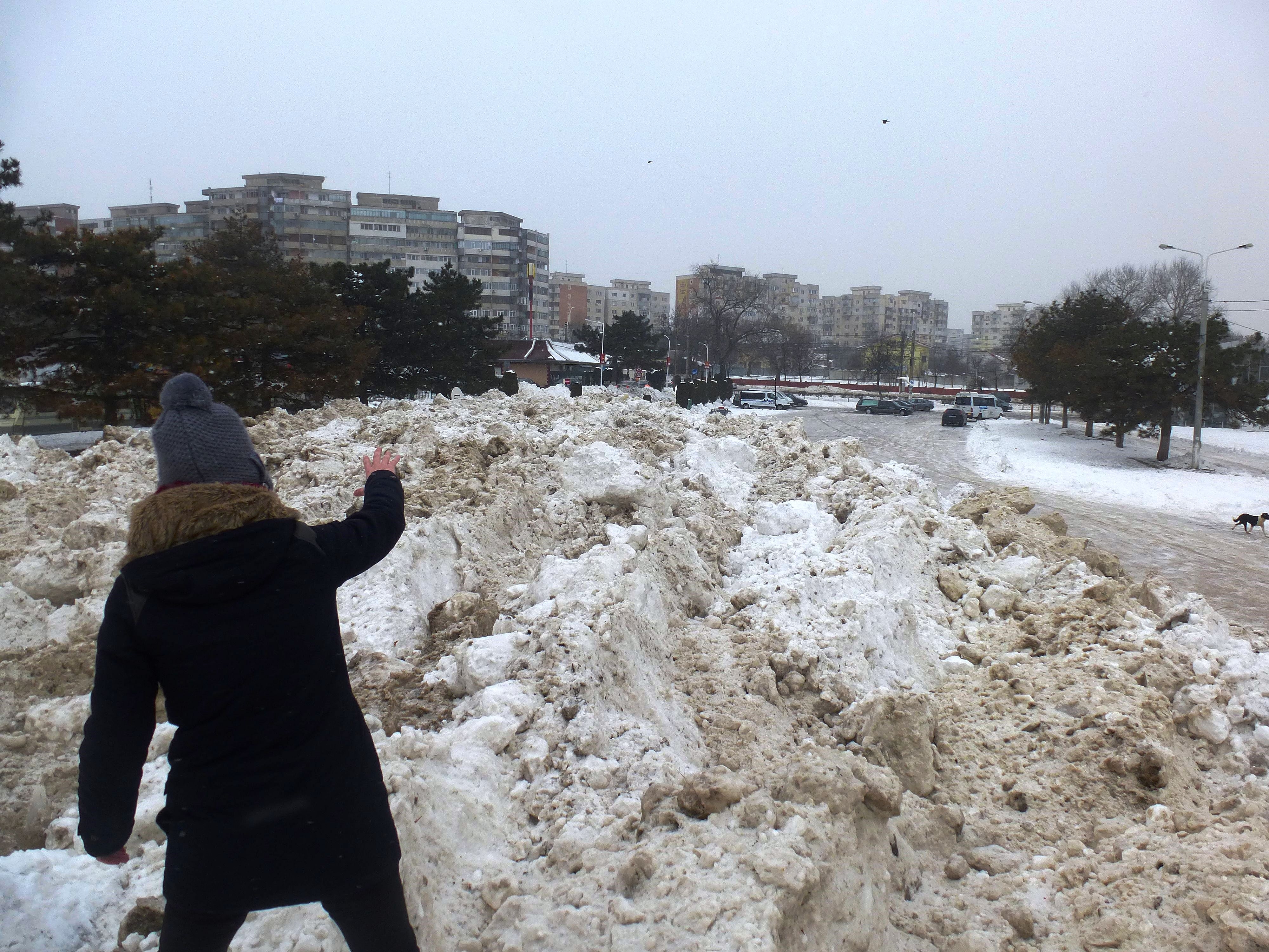  Muncă de Sisif la ECOSAL: Din Galaţi s-au CĂRAT 18.000 de METRI CUBI DE ZĂPADĂ! (FOTO)