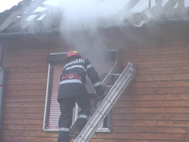 INCENDIU provocat de o ŢIGARĂ. TREI CASE au fost AFECTATE