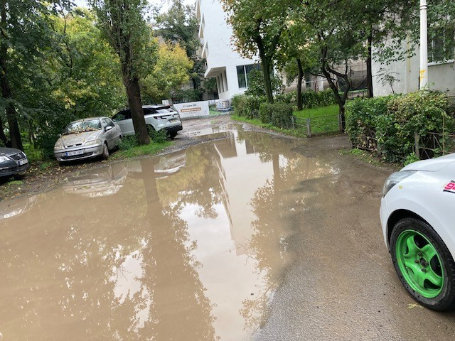 Blocul dintre blocuri îi provoacă la sport extrem pe locatari. Bălţi şi noroaie în Țiglina II